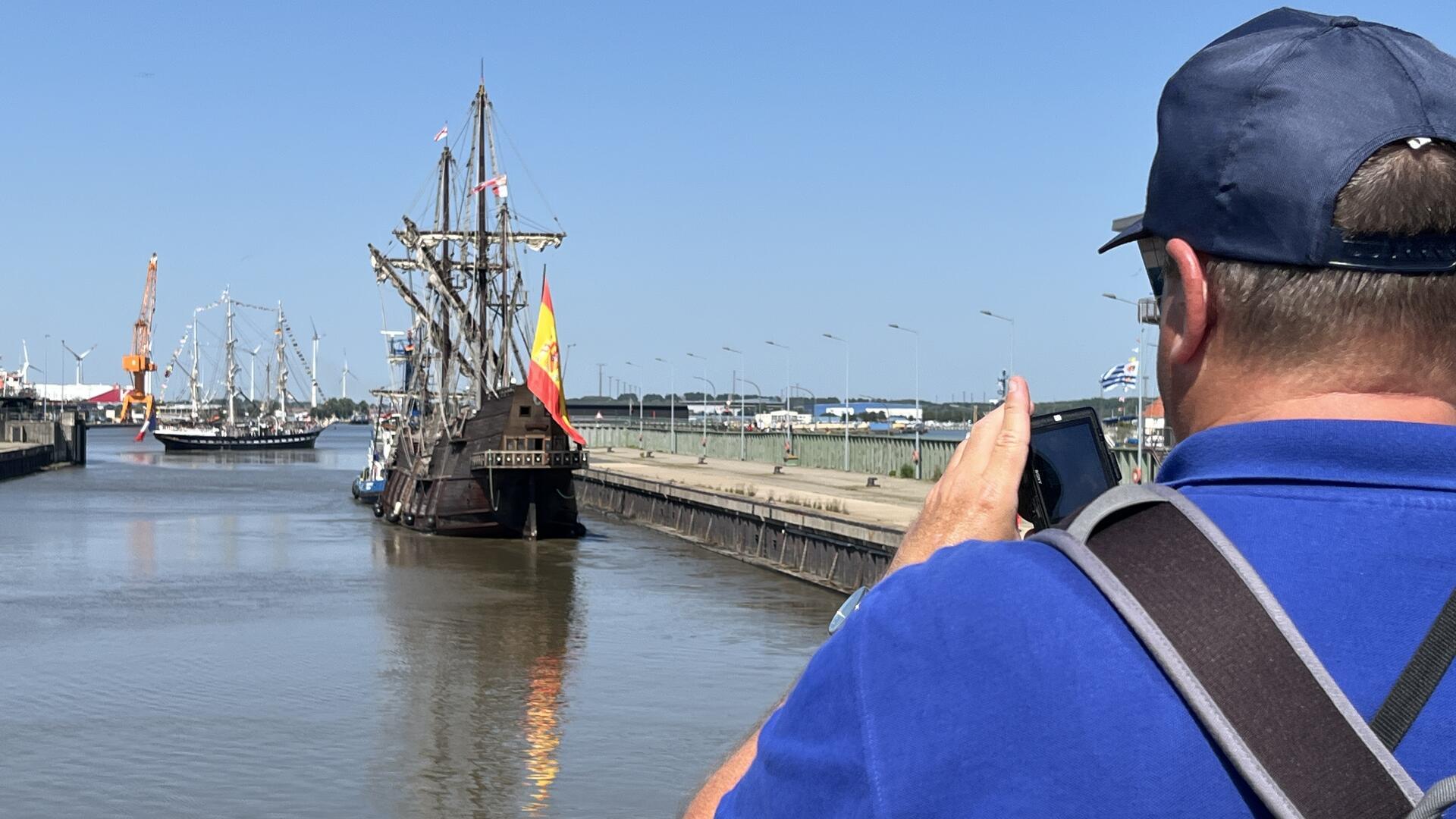  Das Schleusen lockt Schiffsliebhaber an.