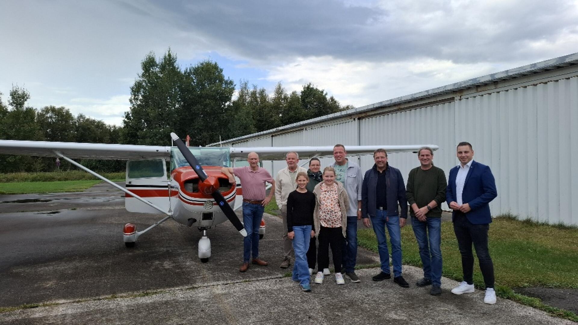  Ida Grotheer mit Eltern und Freundin, rechts: Pilot Roland Caillé, Ingo Bollmeyer WfB), Jannis Düls (CDU), links: Volker Kullik (SPD), Detlef Kück (CDU)