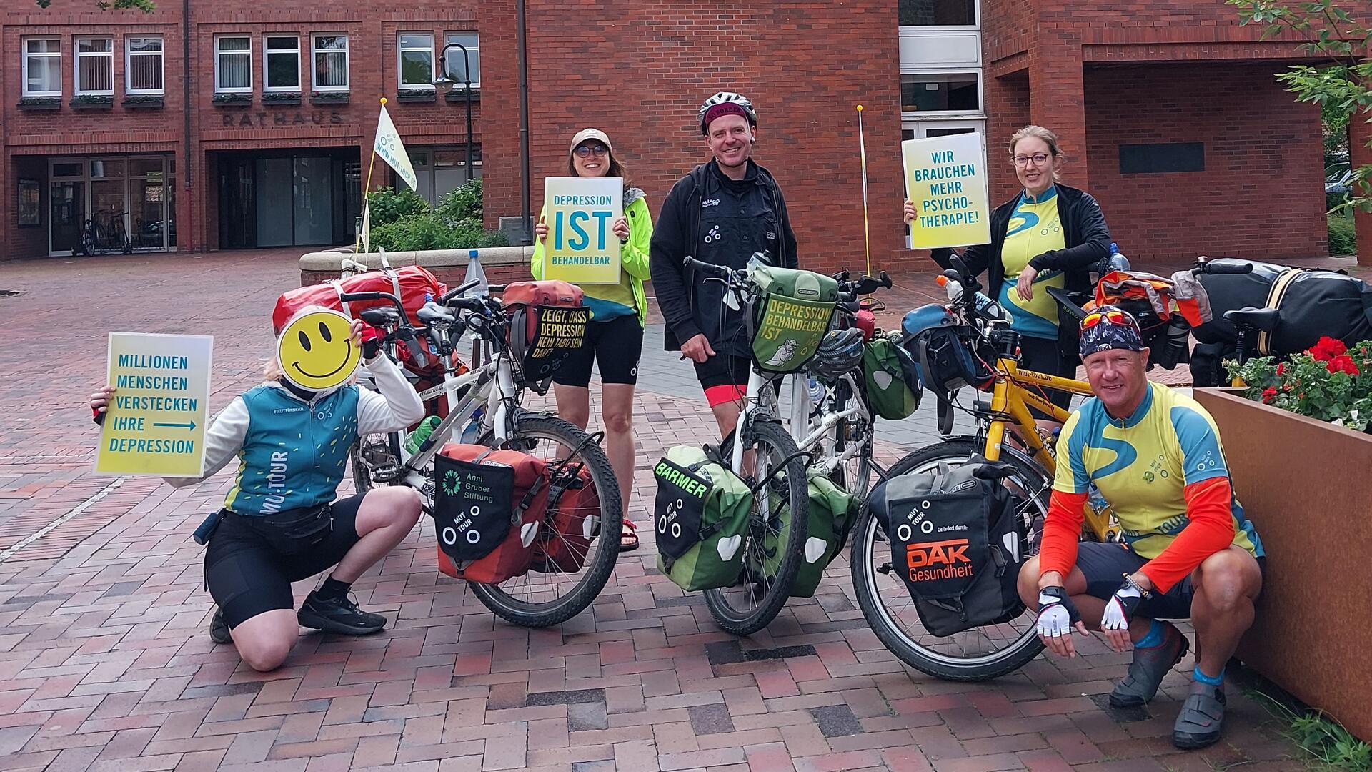  Johanna Grube (von links), Eva Maslanka, Olli Roth, Anais Braun und Wolfgang Will machten im Rahmen der Mut-Tour auch am Bremervörder Rathausmarkt eine Pause. 