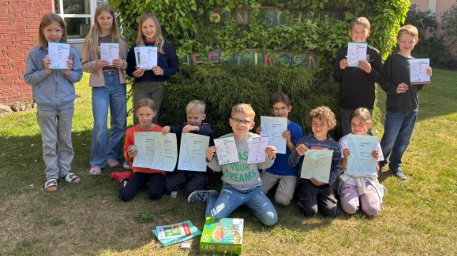 Gruppenfoto mit Grundschulkindern: 100 Kinder der 3. und 4. Klassen der Oste-Grundschule Heeslingen nahmen am internationalen Känguru-Mathematikwettbewerb teil. Alle Teilnehmer erhielten eine Urkunde, eine Puzzle-Raupe sowie ein Heft mit weiteren Aufgaben zum Tüfteln.