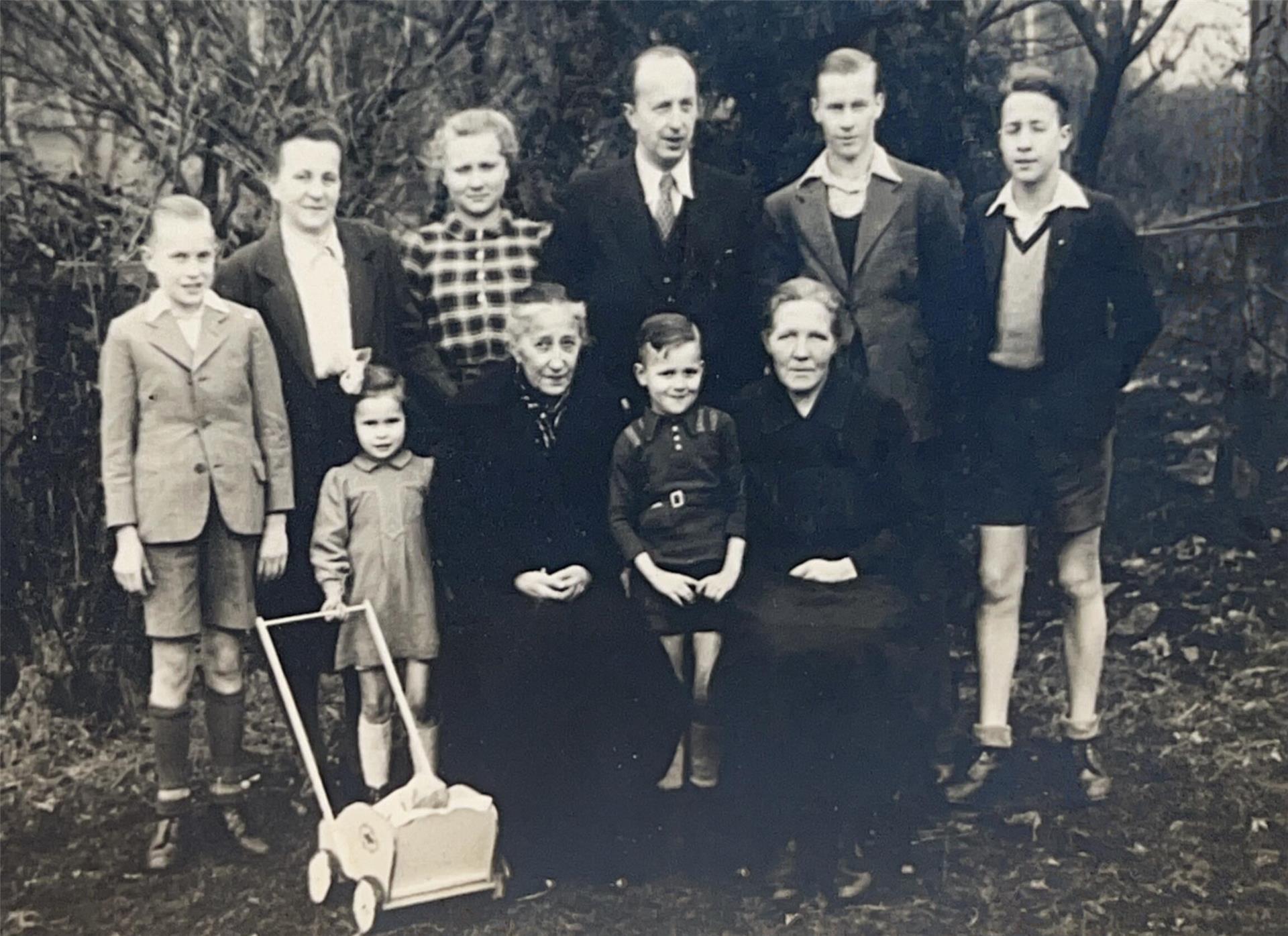 1946/47 in Tarmstedt: Joachim Franke mit seiner Mutter Helena, Haushaltshilfe von Katarina Büssenschütt, Vater Walter, den Brüdern Walter und Siegfried (hinten von links), Schwester Gudrun, Oma Anna, Bruder Eberhard und Hauswirtin Katarina Büssenschütt (vorne von links).