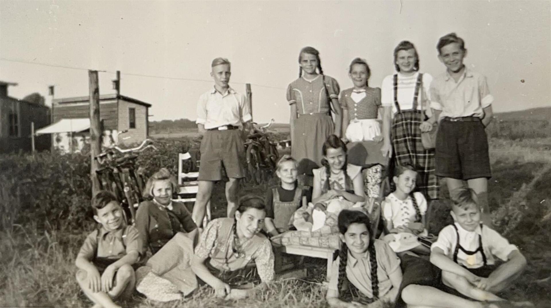 1951/52 in Tarmstedt. Joachim Franke (hinten links) mit Schulfreunden und Kindern aus der Nachbarschaft.
