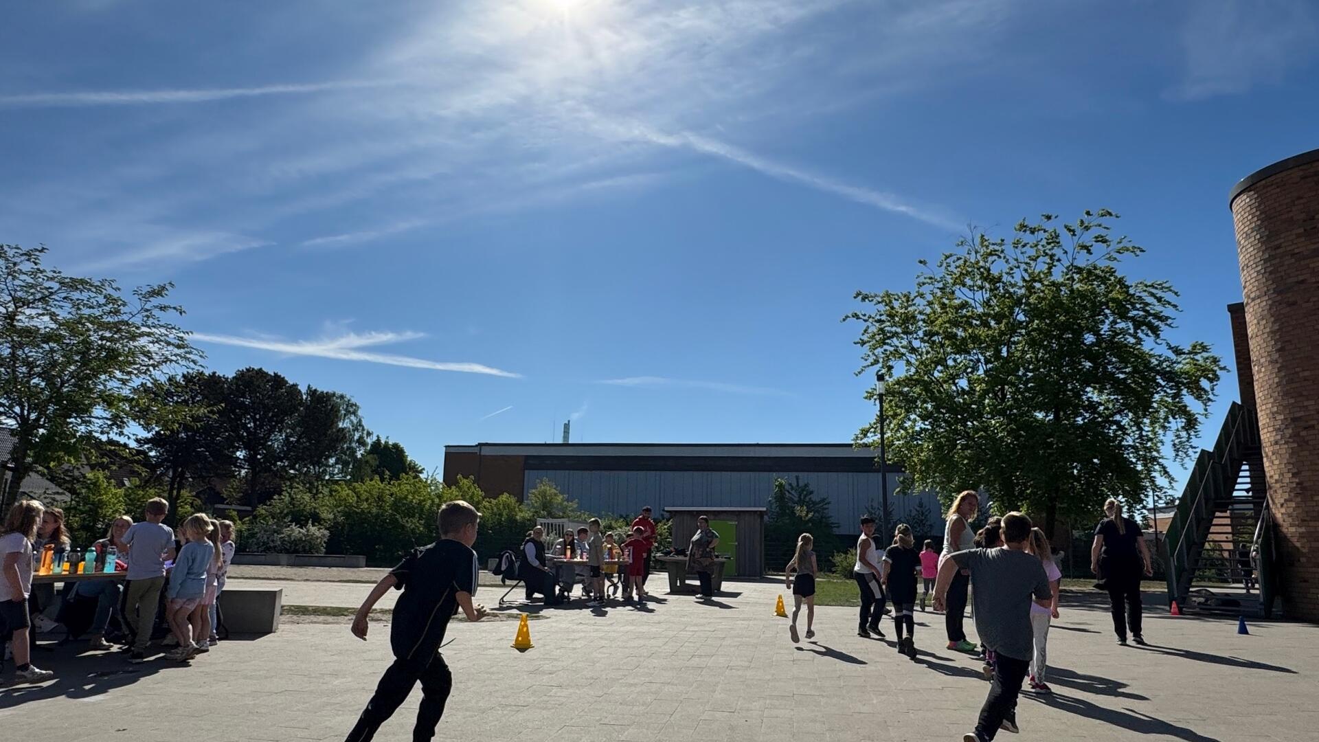 330 Schüler der Aue Mehde Grundschule laufen für die Hospizarbeit Fidelius. Dank Sponsorenlauf erhebliche Spende für Tanzprojekt und Trauerbegleitung.