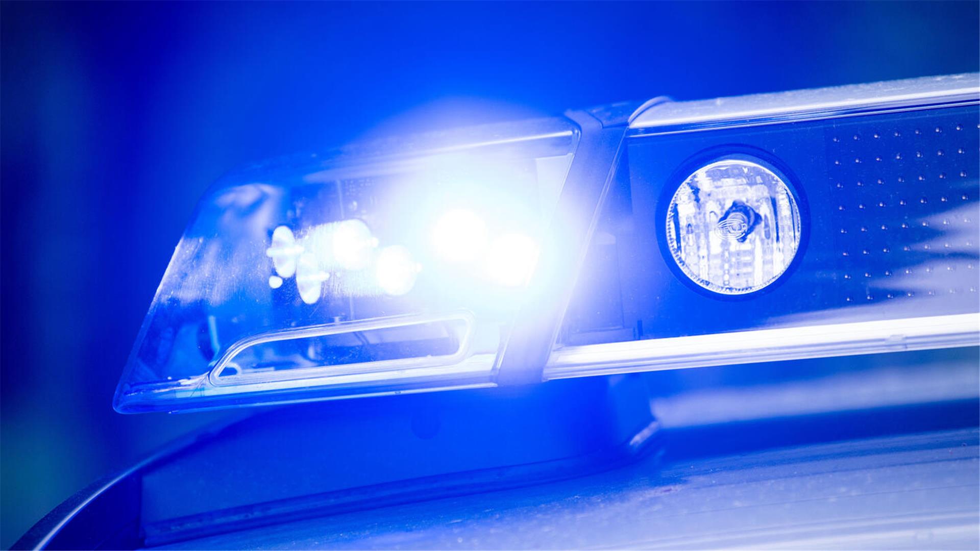 Das Blaulicht eines Polizeifahrzeugs. Die Polizei hat einen Ladendieb gestoppt, der wohl Heißhunger auf Waffelschnitten hatte.