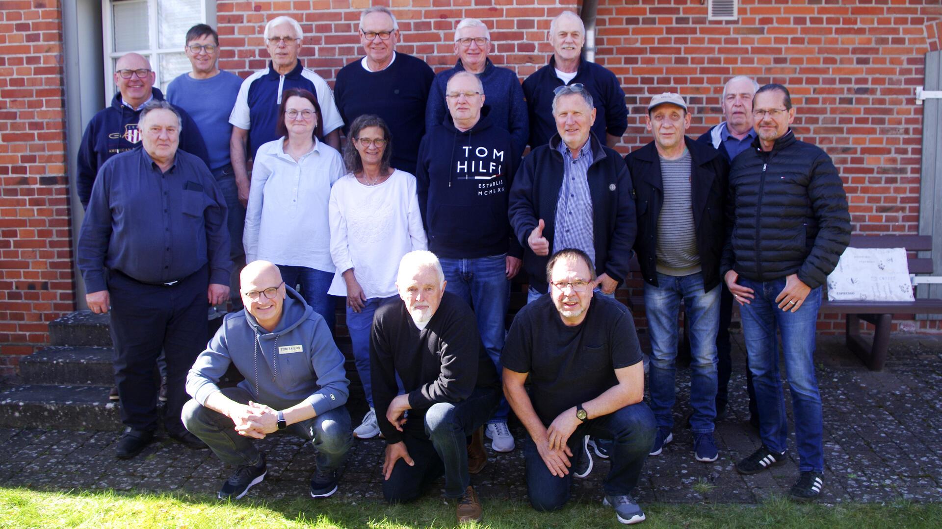 36 Jahre nach dem Spiel des TSV Oerel/Barchel auf dem Sportplatz in Engeo gegen den FC Schalke 04 trafen sich Beteiligte, um sich an die vielleicht größte Veranstaltung des Vereins zu erinnern.