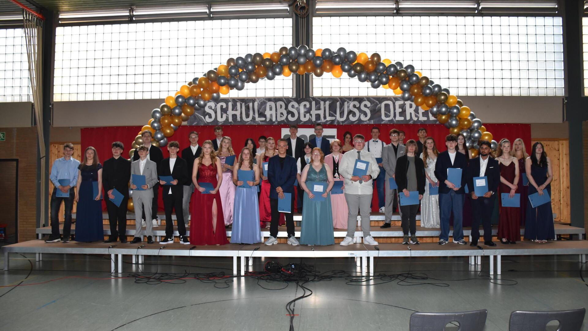38 Schülerinnen und Schüler wurden am Freitag in der Grund- und Oberschule Oerel verabschiedet. In der Sporthalle nahmen sie ihre Abschlusszeugnisse in Empfang.