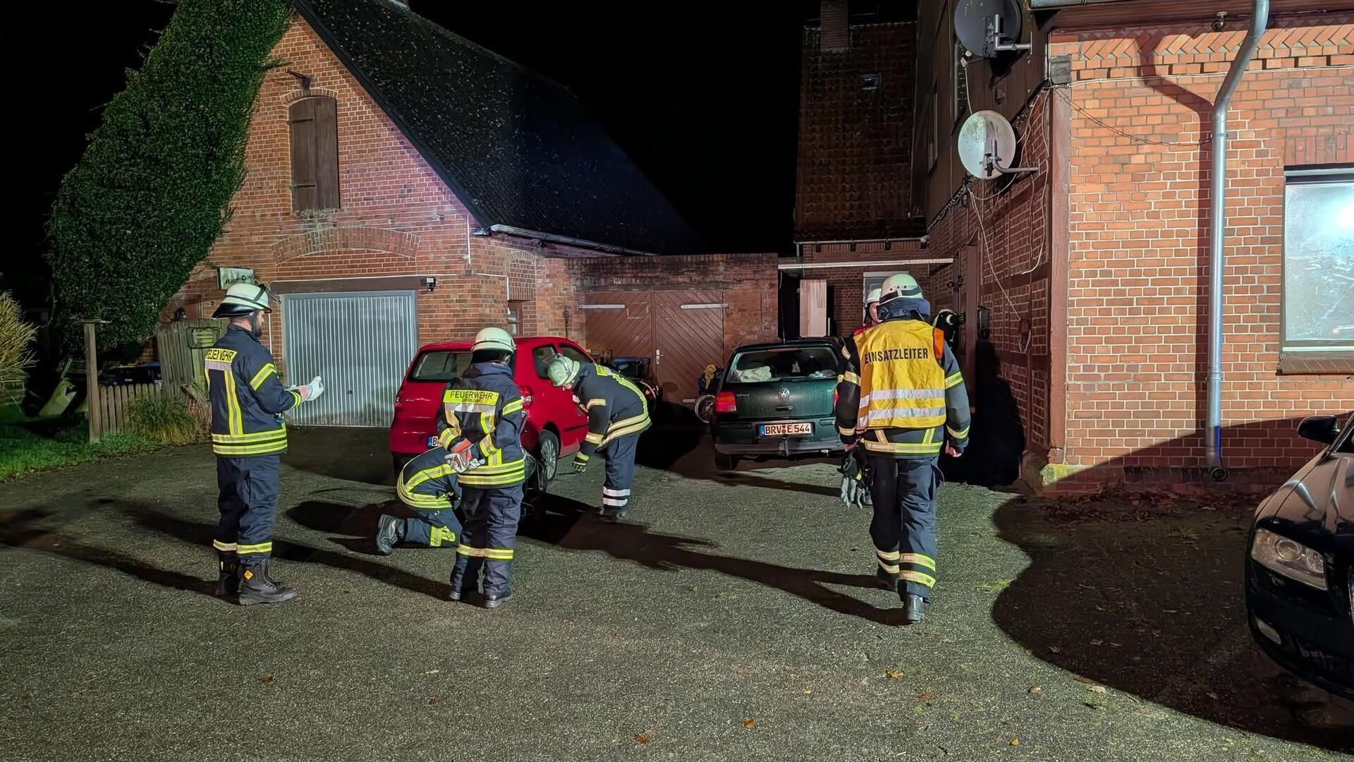40 Einsatzkräfte waren in der Nacht zum Dienstag in einer Alfstedter Wohnung im Einsatz. Eine überhitzte Bratpfanne sorgte für eine starke Rauchentwicklung. 
