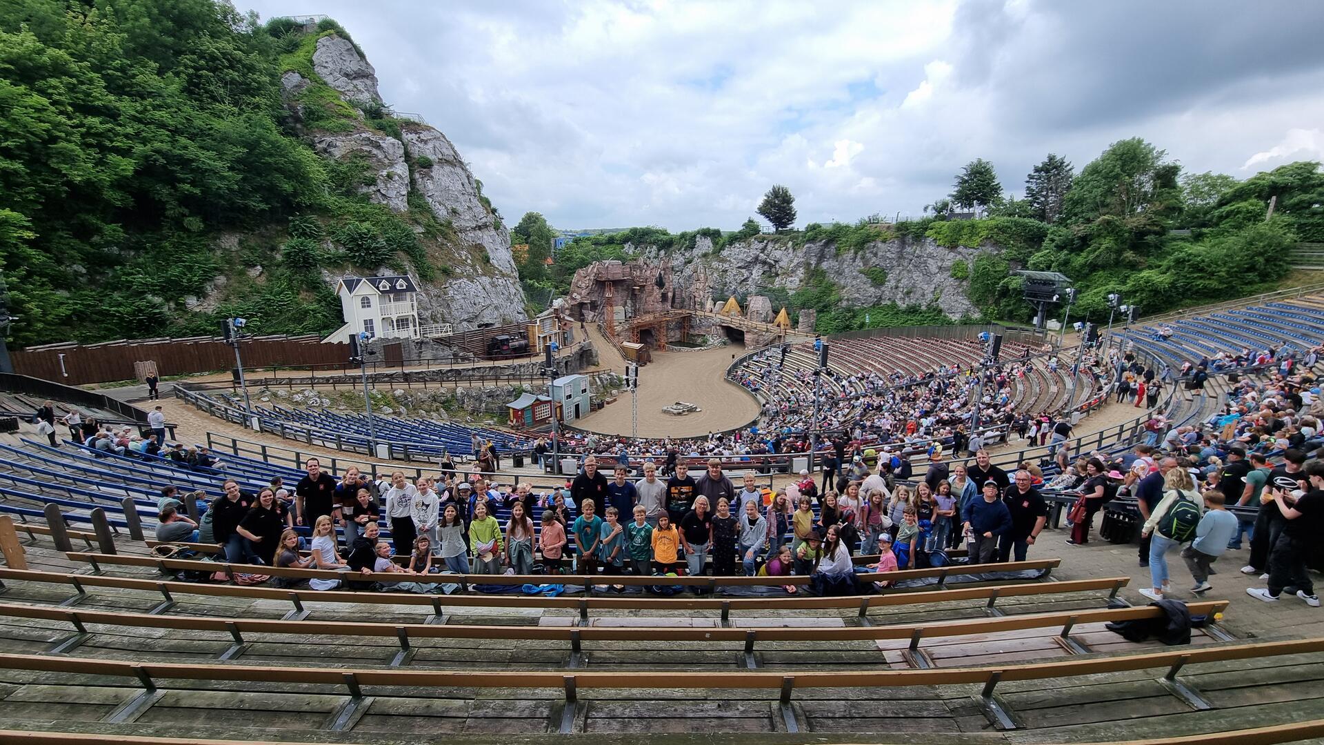 Viele Zuschauer sitzen in den Rängen der Freilichtbühne in Bad Segeberg. 