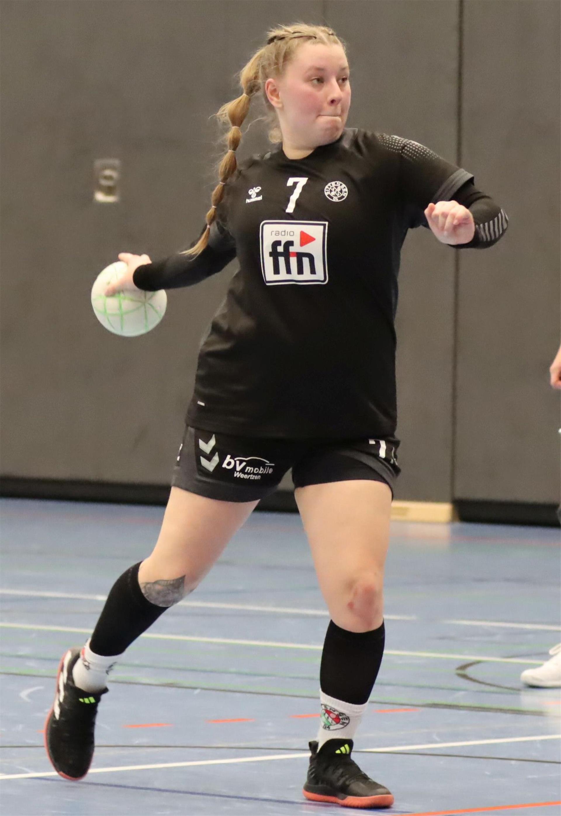 41 ihrer 59 Tore in dieser Saison erzielte Lilly Flemming durch verwandelte Sieben-Meter-Strafwürfe. Damit kam sie bei den Strafwürfen auf eine Erfolgsquote von 66 Prozent und war bei den Sieben-Meter-Würfen mit Abstand die erfolgreichste Spielerin ihres Teams.