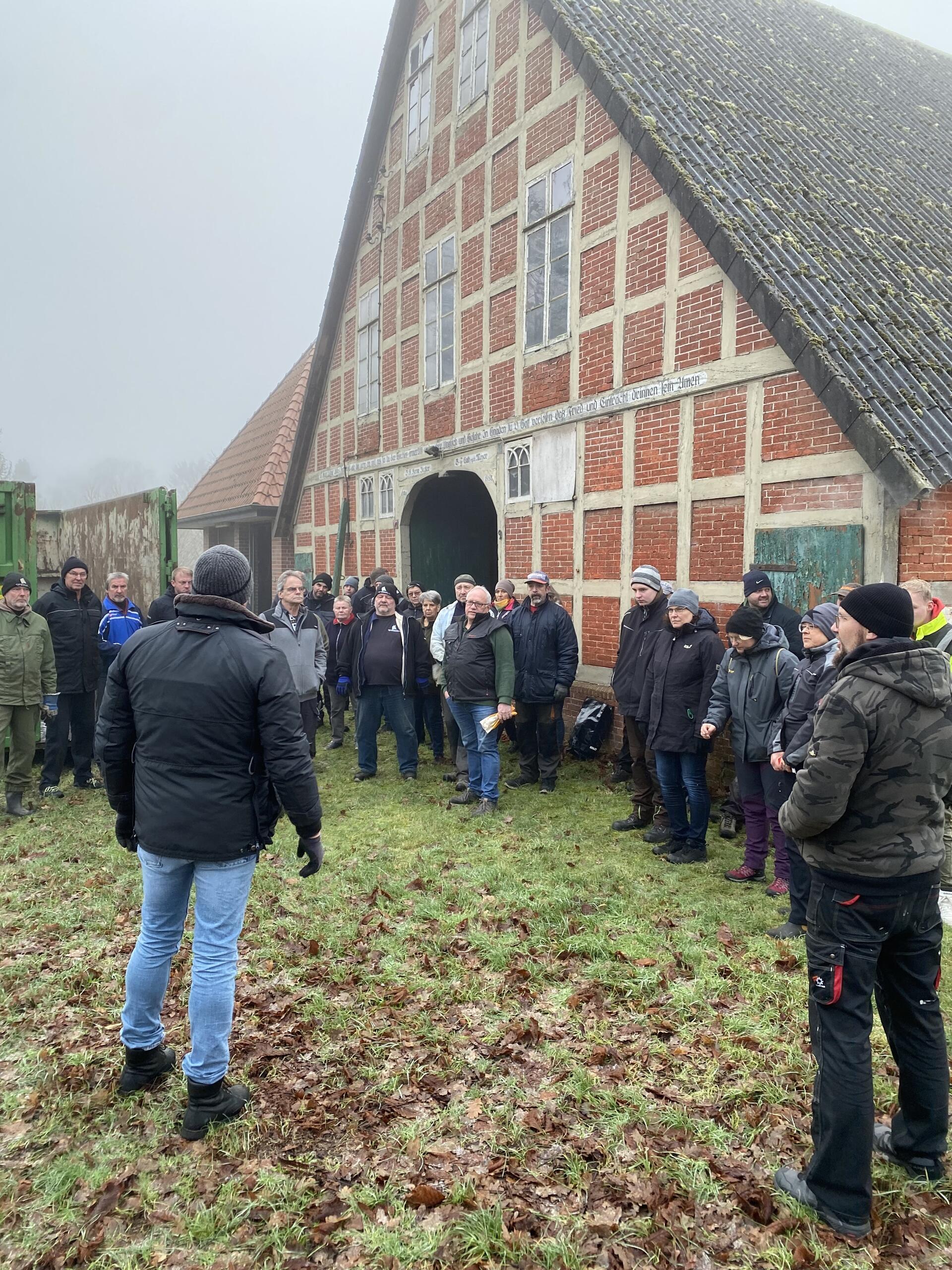 60 Bürgerinnen und Bürger helfen beim Entrümpeln von „Lüttens Hus“, weil sie sich mit dem „Projekt Dorfgemeinschaftshaus“ identifizieren.