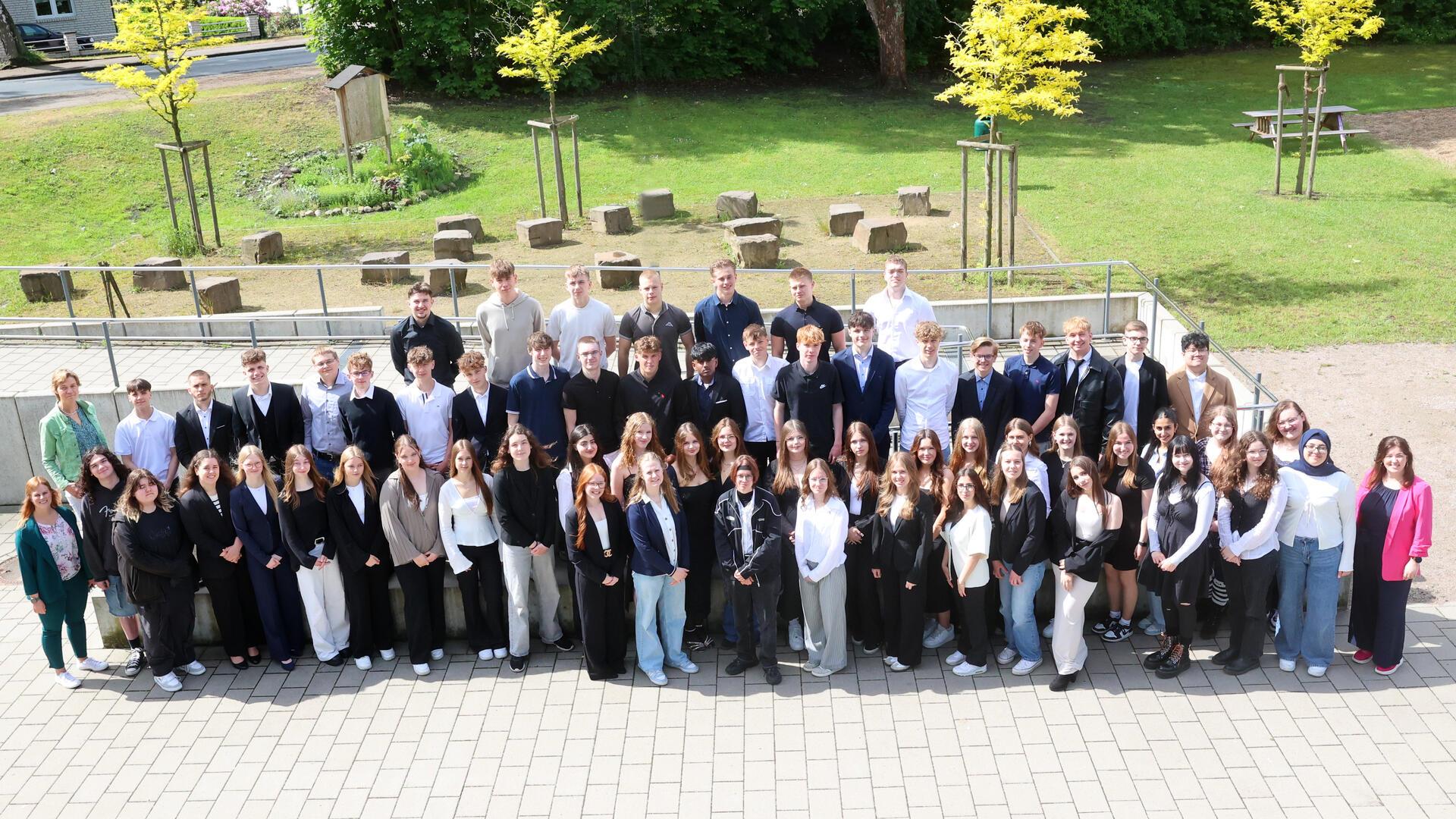 68 Schülerinnen und Schüler der Findorff-Realschule erhielten gestern ihre Abschlusszeugnisse. 32 von ihnen erreichten den erweiterten Realschulschulabschluss. 