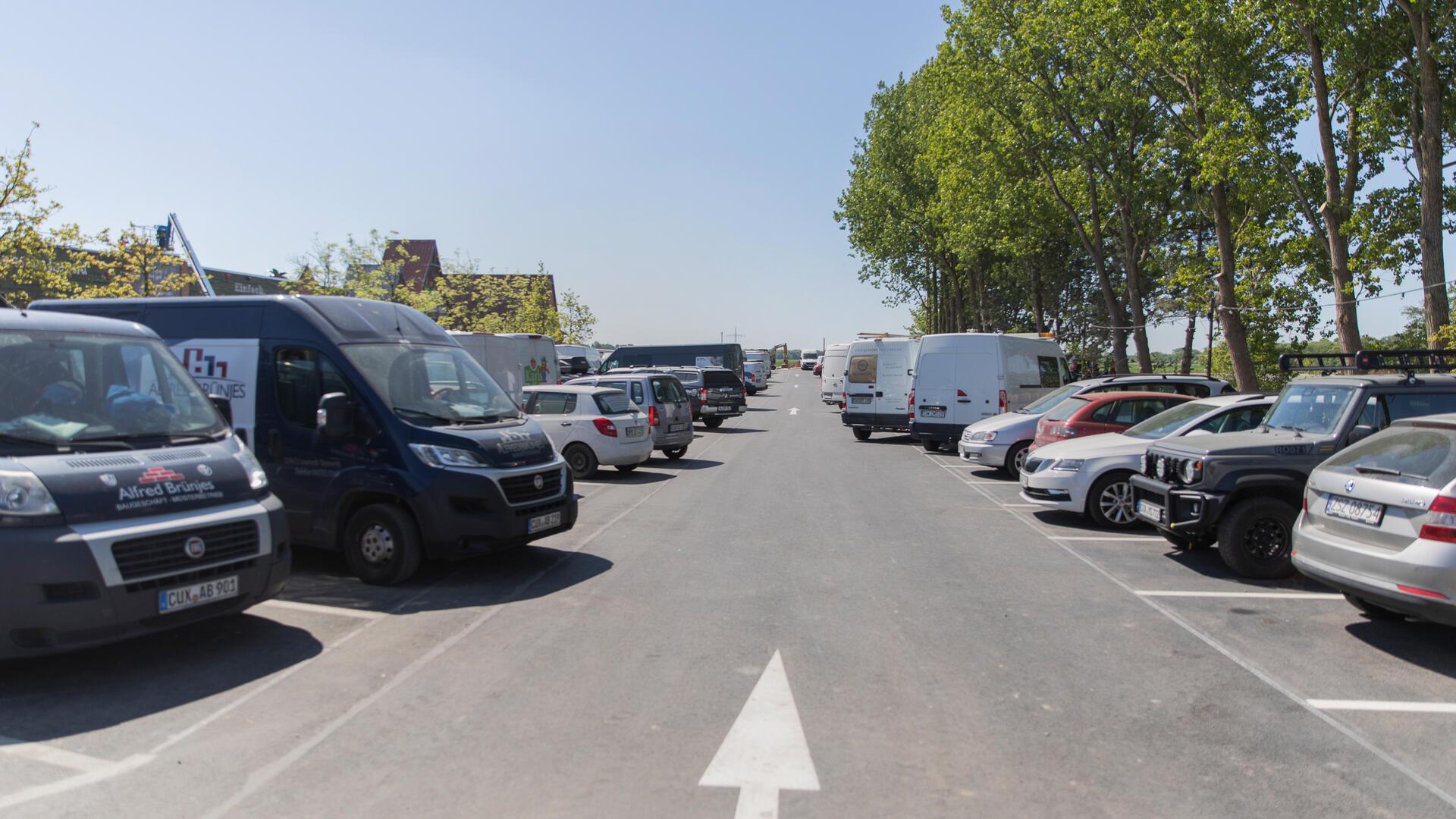 Ein gefüllter Parkplatz.