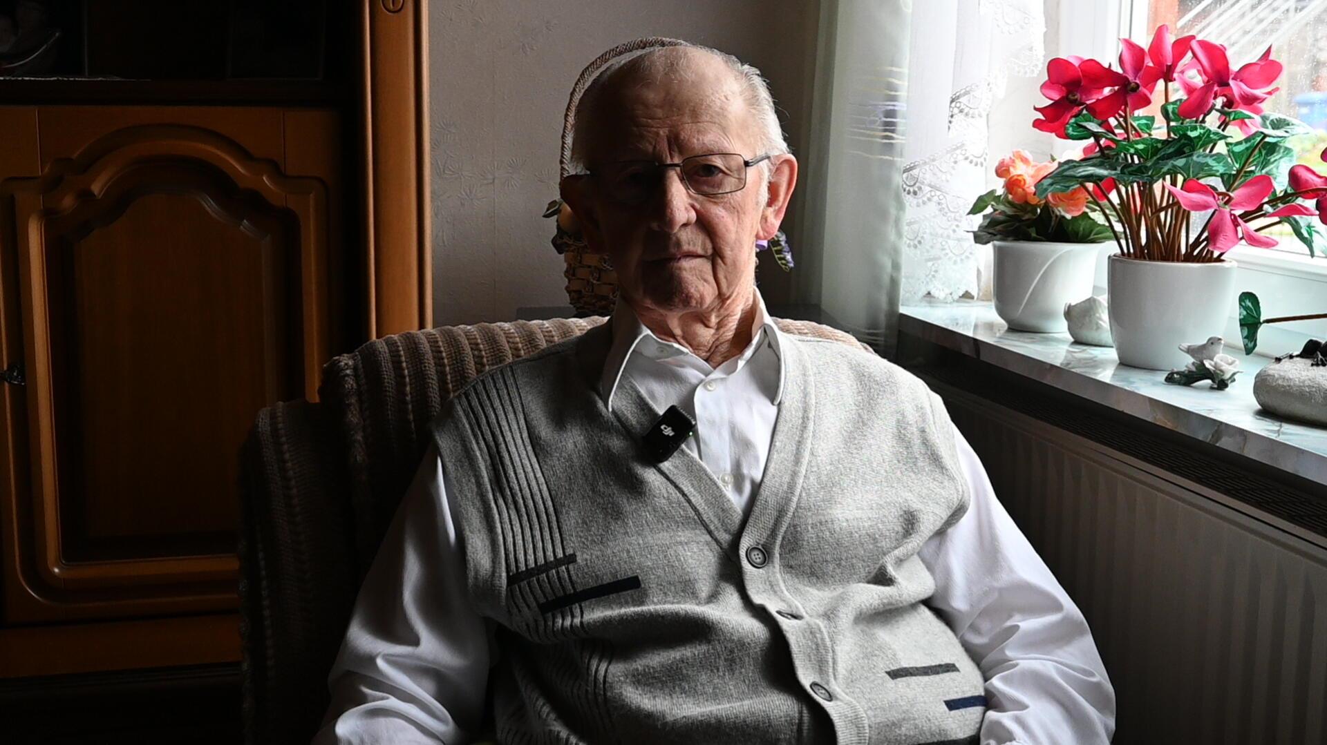 Mann mit Brille an der Fensterbank