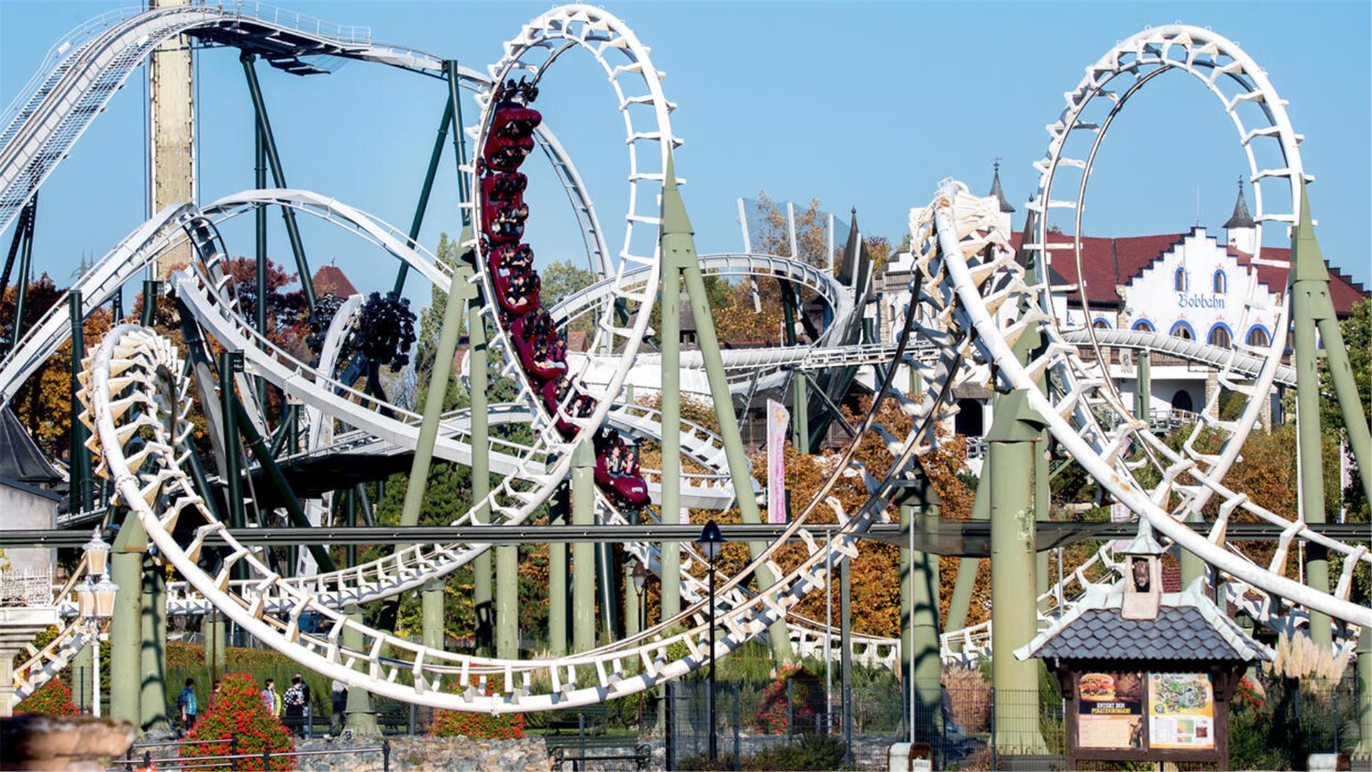 Eine Looping-Achterbahn