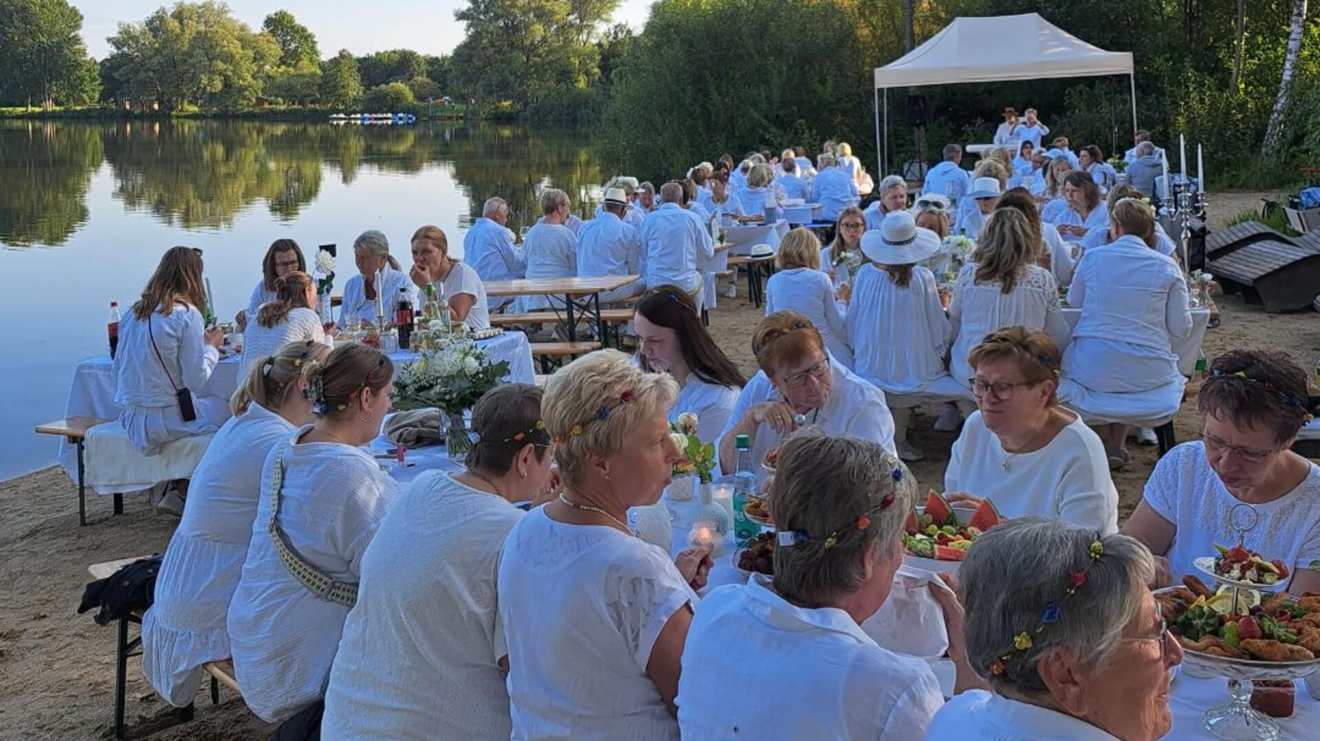 Ab 17 Uhr können die überwiegend in weiß gekleideten Besucherinnen und Besucher ihre Tische eindecken.