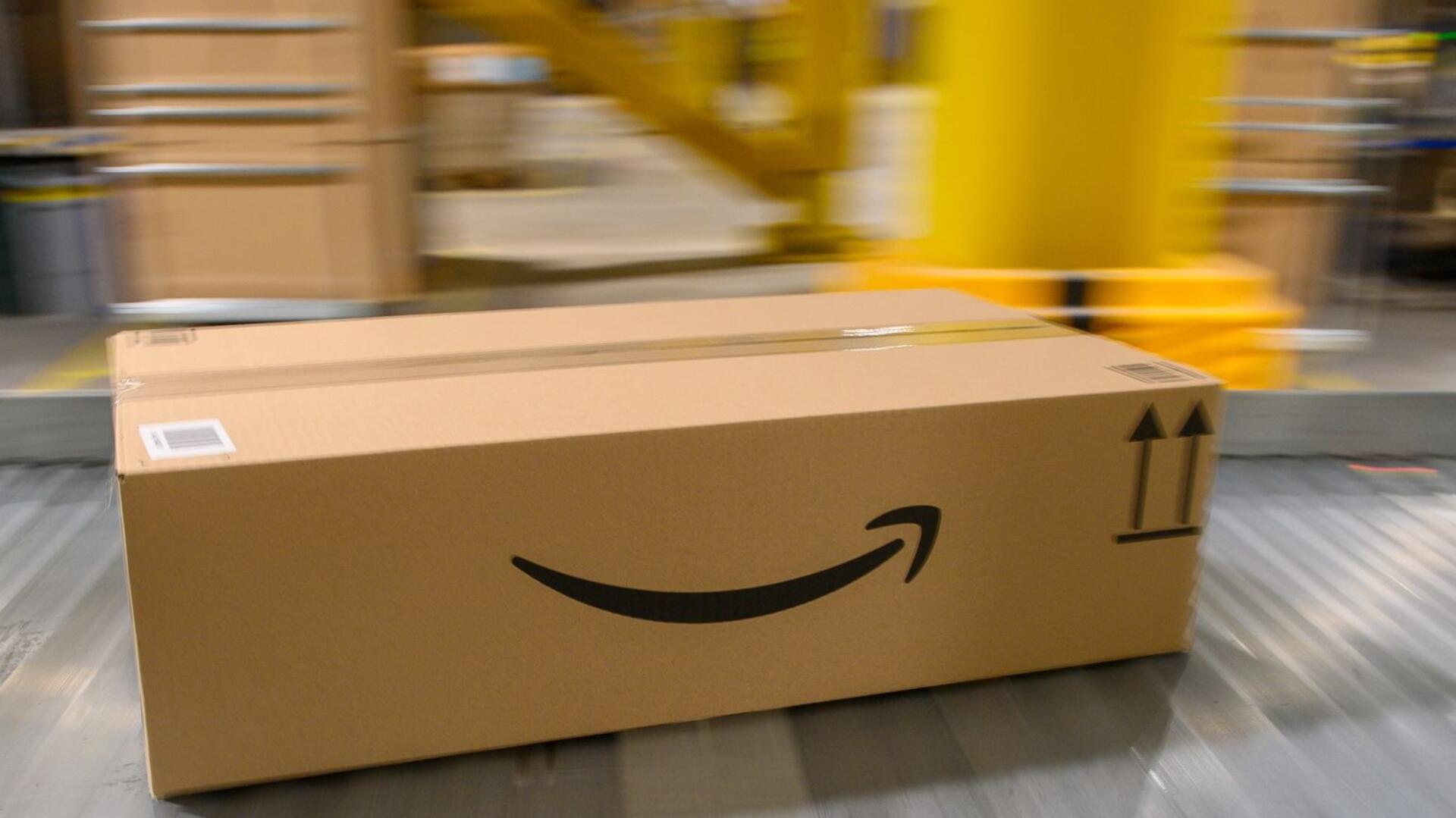 Ein Amazon-Paket rollt über ein Fließband. Ab dem 31. Januar 2025 wird Amazon eine beliebte Versandoption einstellen.