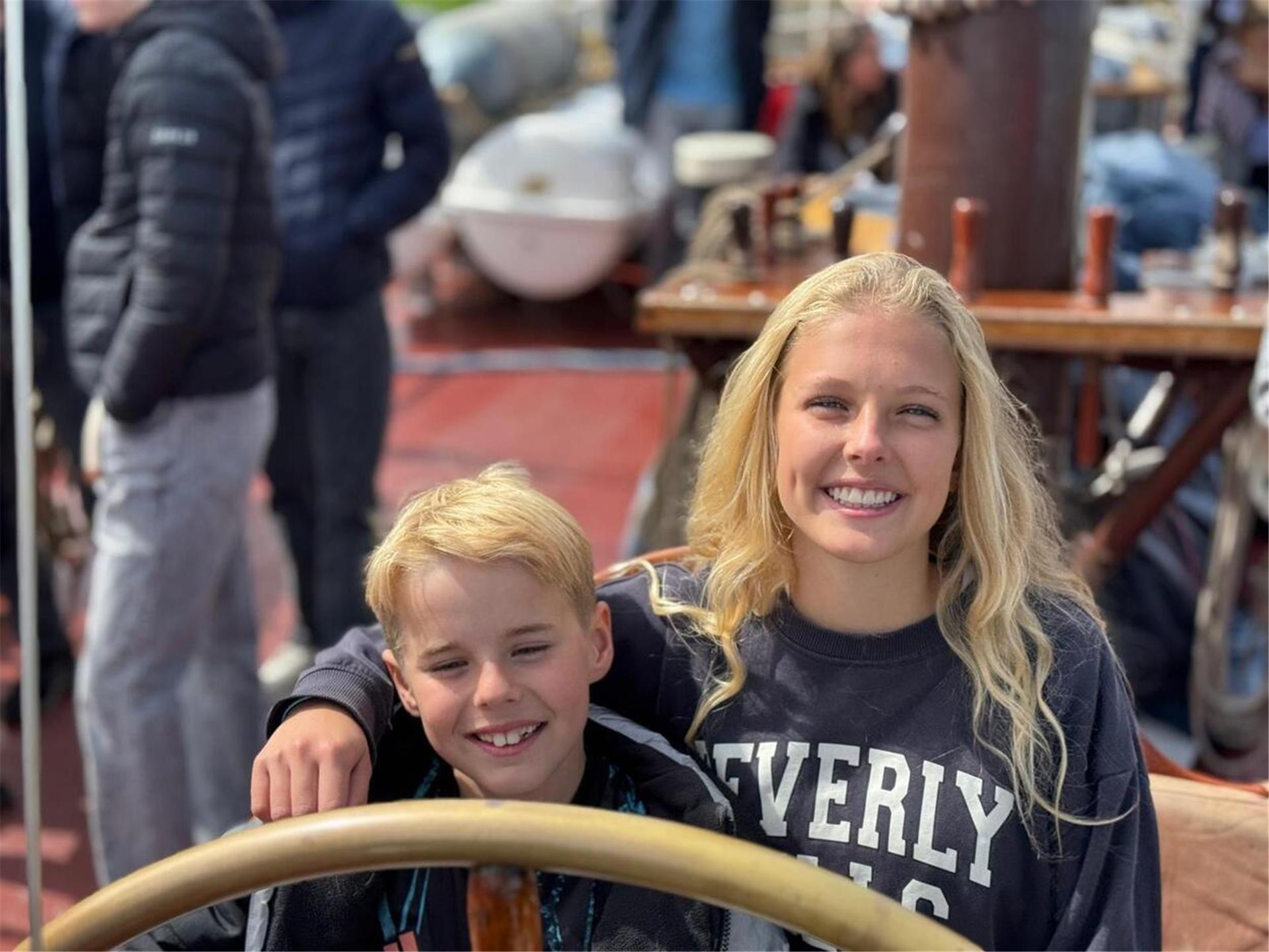 Zwei Kinder sind auf einem Schiff.
