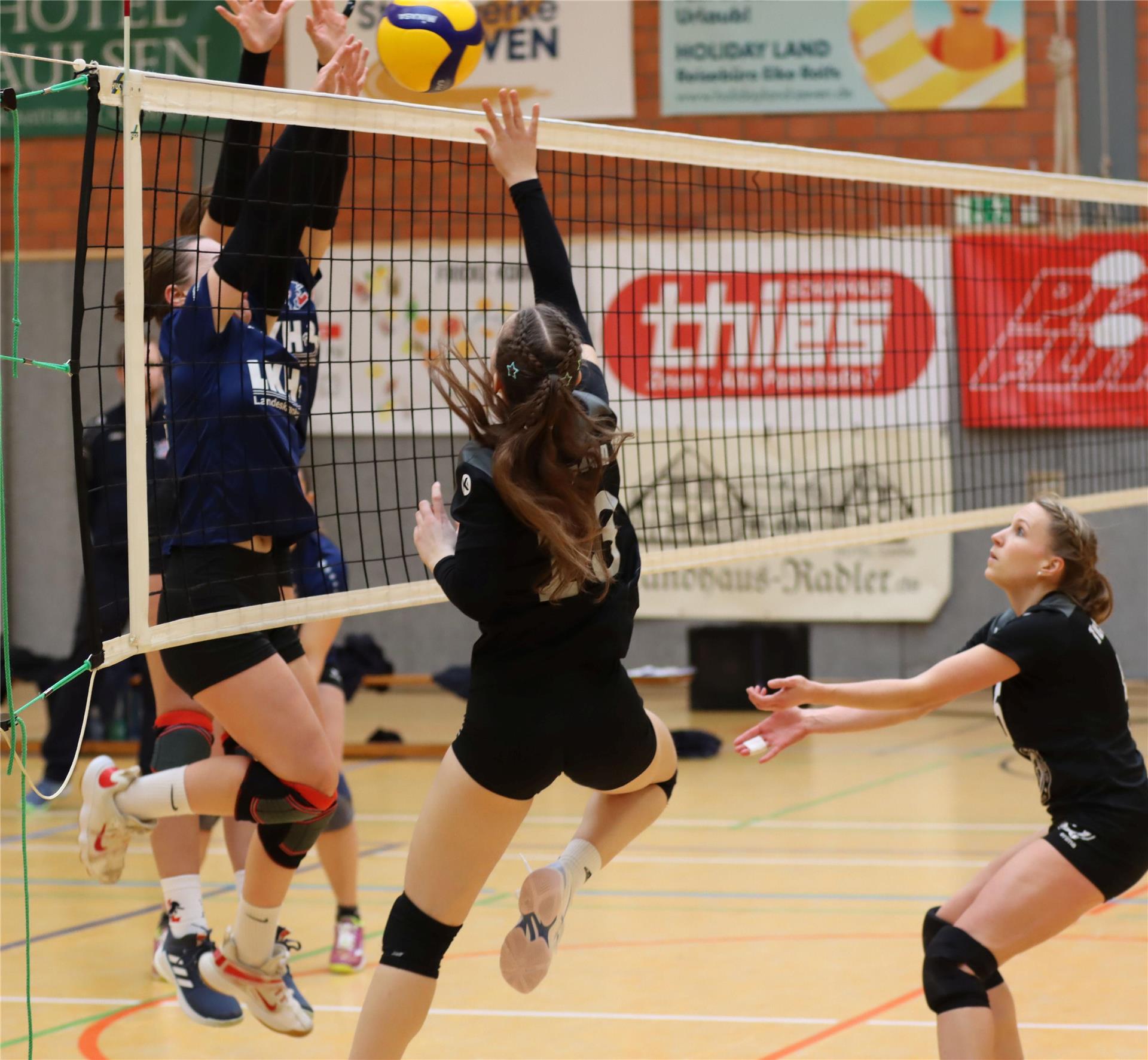 Zevener Volleyballerinnen spielen auch nächste Saison in der Oberliga Abgesichert von Antje Franz (rechts) springt Johanna Gill am Netz im richtigen Moment hoch, um gegen Lüneburg zu punkten.