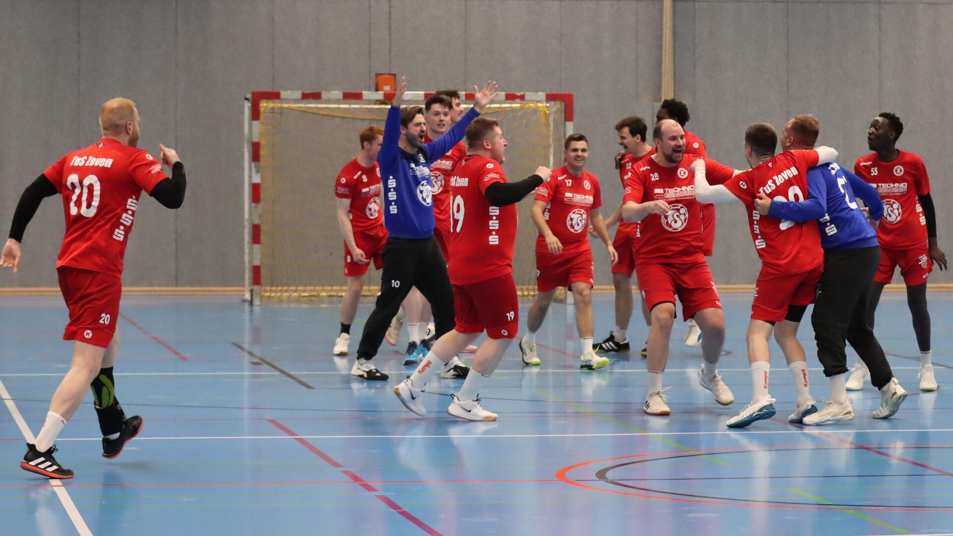 Abpfiff in Himmelpforten - und alle Dämme brechen. Die Zevener Handballer bejubeln Titelgewinn und Aufstieg in die Landesliga.