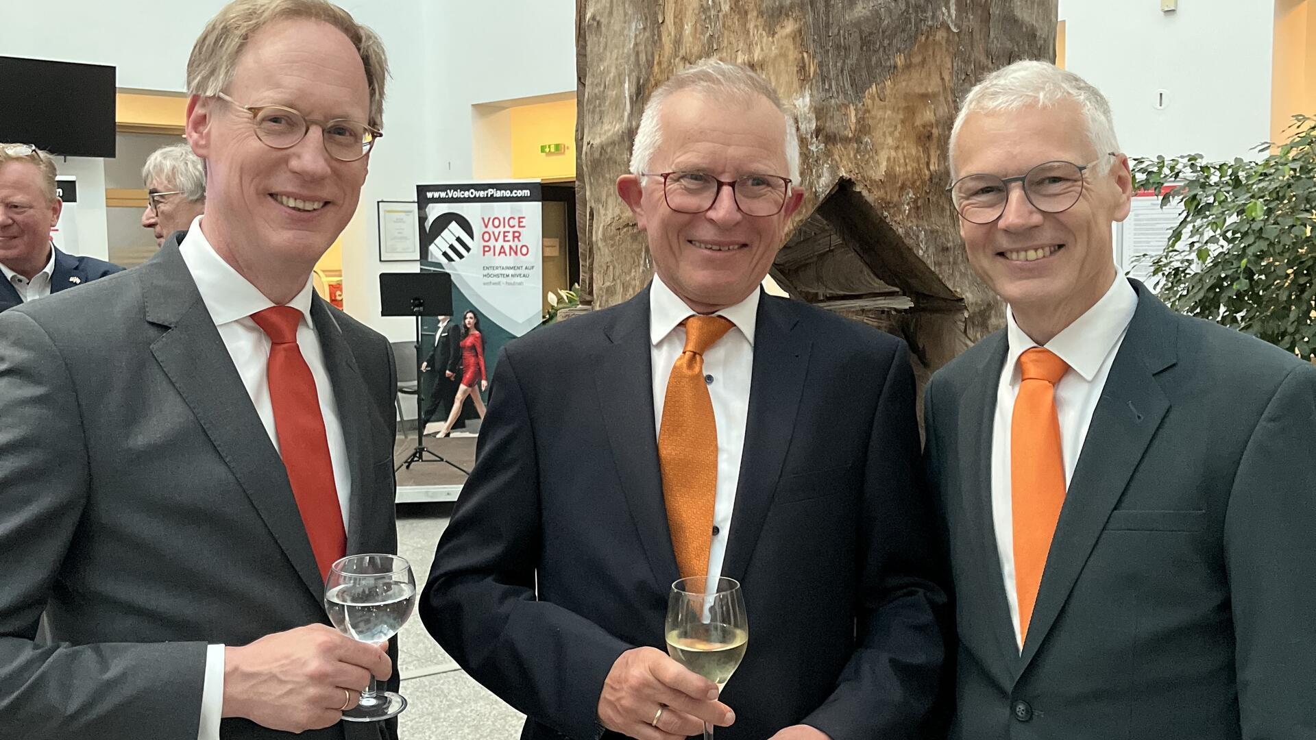 3 Männer. Abschiedsgeschenk überreicht: Bürgermeister Jens Petersen (rechts) mit dem bisherigen Honorarkonsul des Königreichs der Niederlande Hylke Huibert Boerstra (Mitte) und dem künftigen Honorarkonsul Cornelius Neumann-Redlin.