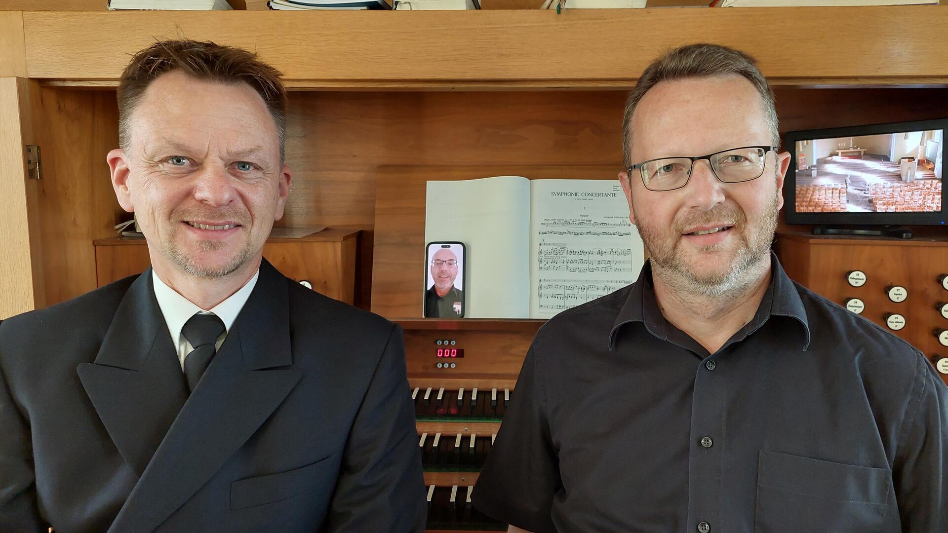 Absprachen vor dem Konzert (von links): Oberstabsbootsmann Volker R., per Handy zugeschaltet der Organist Tobias Lindner und David Schollmeyer.