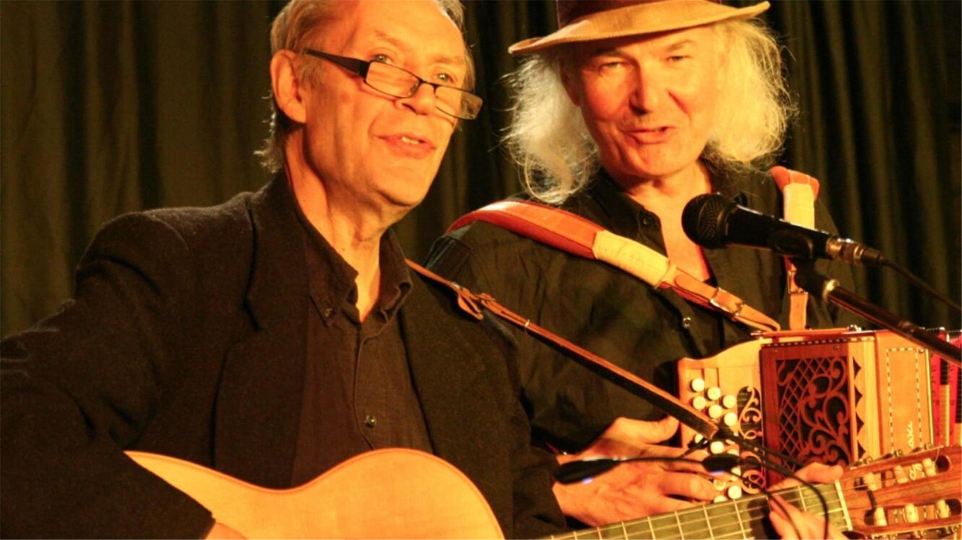 Achim Amme (links) und Ulrich Kodjo Wendt stehen am 10. Januar zusammen im Kulturhof Heyerhöfen auf der Bühne. 