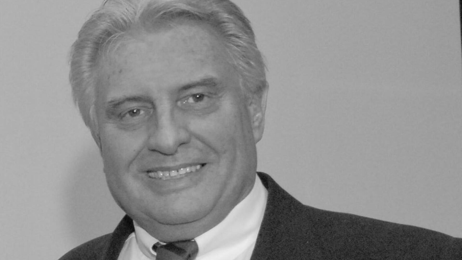 Ein älterer Mann auf einem Schwarz-Weiß-Foto.