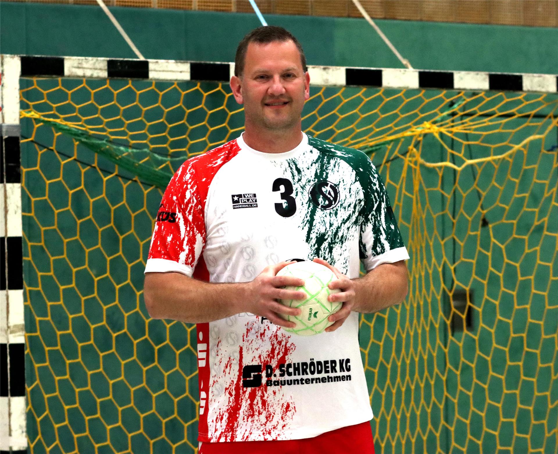 Adnan Salkic schrieb als Spieler beim TSV Bremervörde Vereinsgeschichte. Heute lebt der 44-Jährige als Trainer der Grün-Roten den Handball und geht als Vorbild voran.