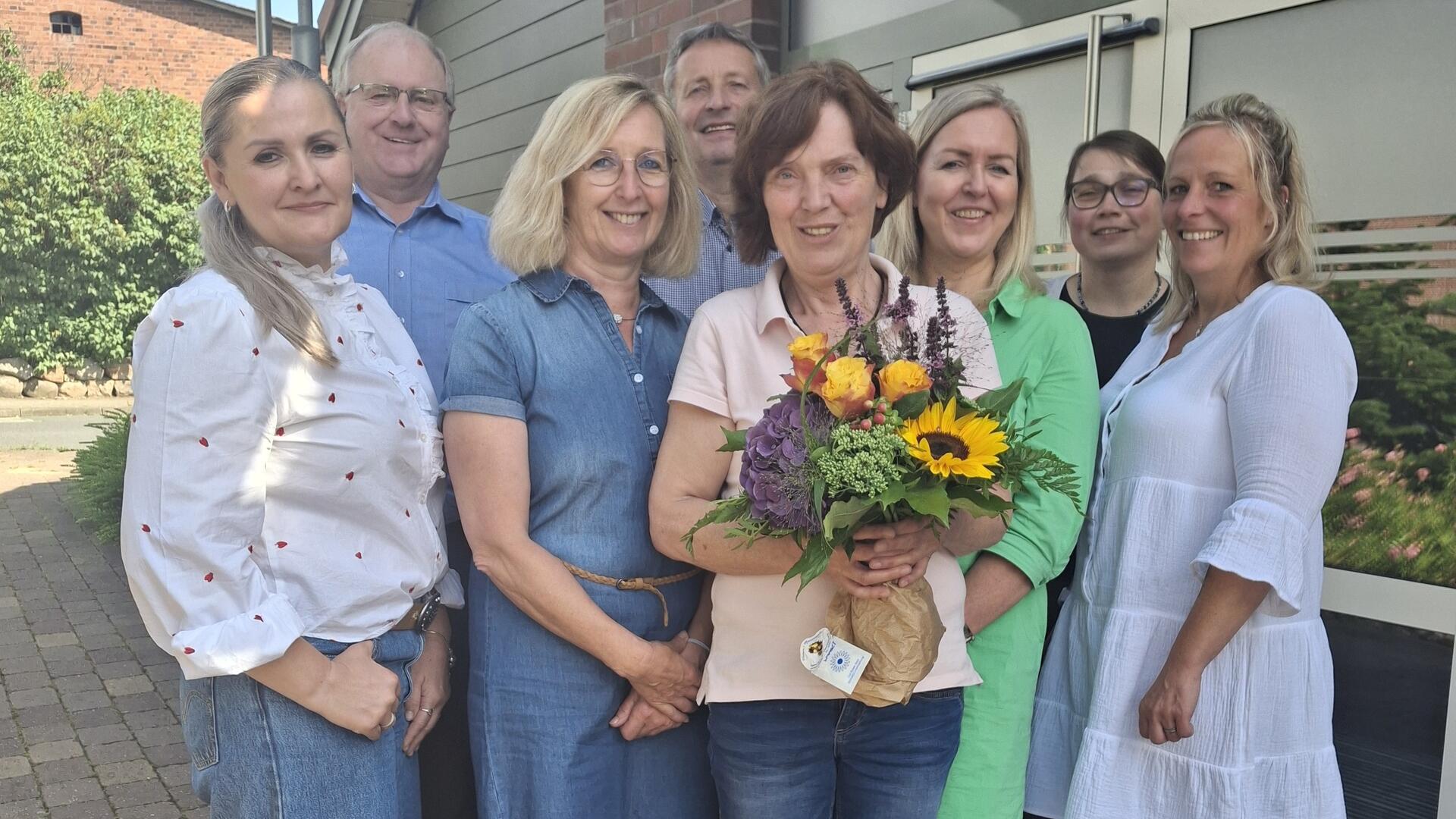 Agnes Hildebrandt (Mit Blumen) wurde von Irina Häring (Leitung Tagespflege Bevern, von links), Thomas Hechler, Elke Jagels, Rolf Eckhoff, Bianca Bullwinkel (stellvertretende Leiterin Tagespflege Oerel), Maria Kotthoff-Pieper (Leiterin ambulanter Pflegedienst) sowie deren Stellvertreterin Sabrina Surau in den Ruhestand verabschiedet.