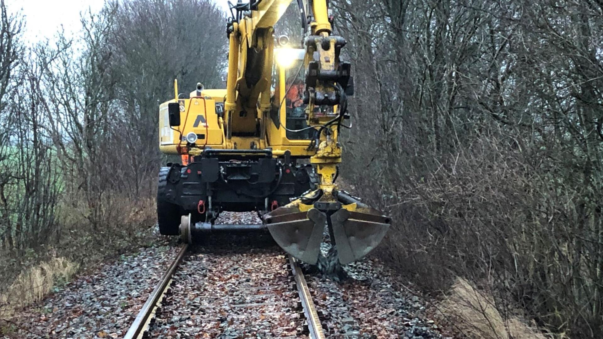 Bagger auf Schienen im Gleisbett