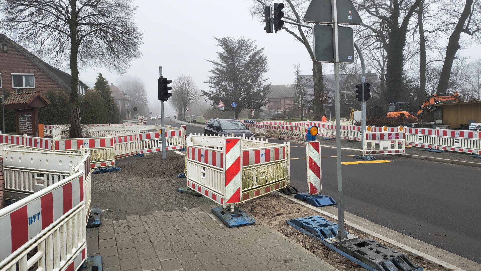 Aktuell wird in der Elmer Ortsdurchfahrt im dritten Bauabschnitt an den Nebenanlagen der Straße gearbeitet. In Kürze wird im vierten und letzten Abschnitt (Ortsausgang Richtung Stade) auf 200 Metern Länge die Fahrbahn der Bundesstraße erneuert - unter Vollsperrung der B74.