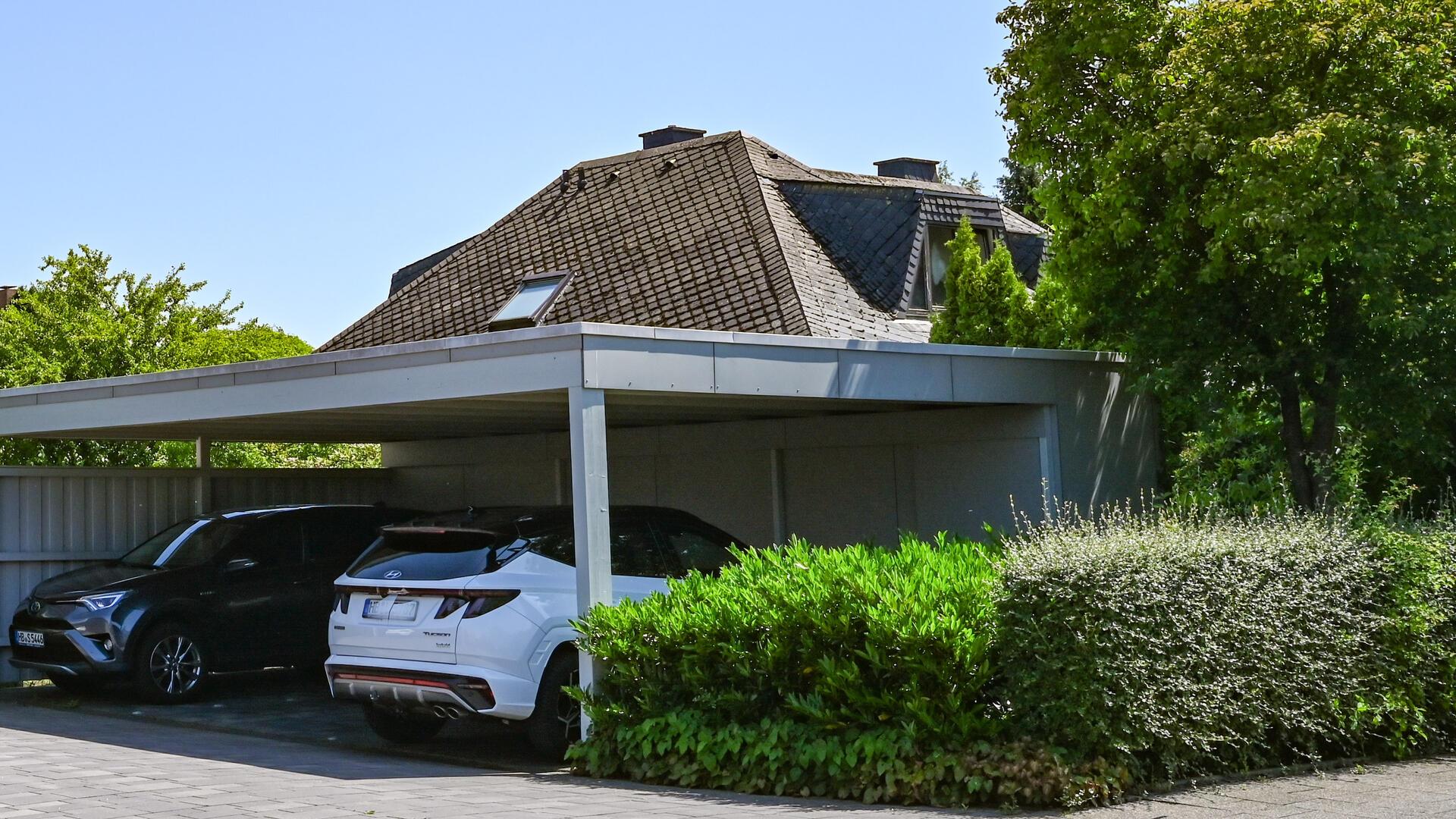 Albert-Schweitzer-Straße: Anwohner fürchten den Bau eines wuchtigen Mehrfamilienhauses.