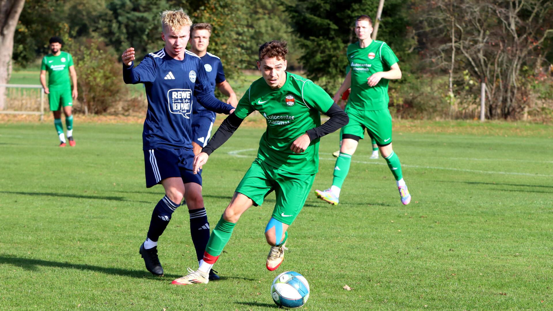 Alexander Böhme (rechts) versucht, das Aufbauspiel des Bremervörder SC II anzutreiben. Das half am Ende nichts. Die Kreisliga-Reserve unterlag beim FC Wörpetal II mit 2:5.