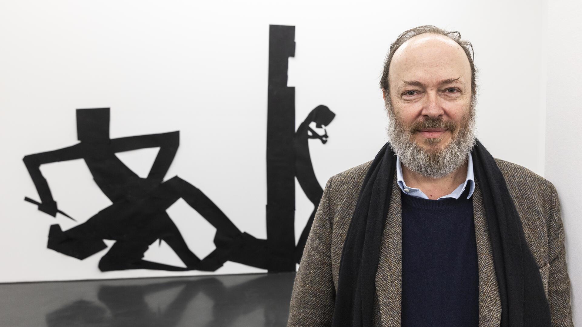 Alexander Schröder freut sich , hier vor Felix Droeses Werk „Die Stummheit der Gebannten“, dass die Arbeiten, die er dem Kunstverein schenkt, im Bremerhavener Museum so gut zur Geltung kommen.