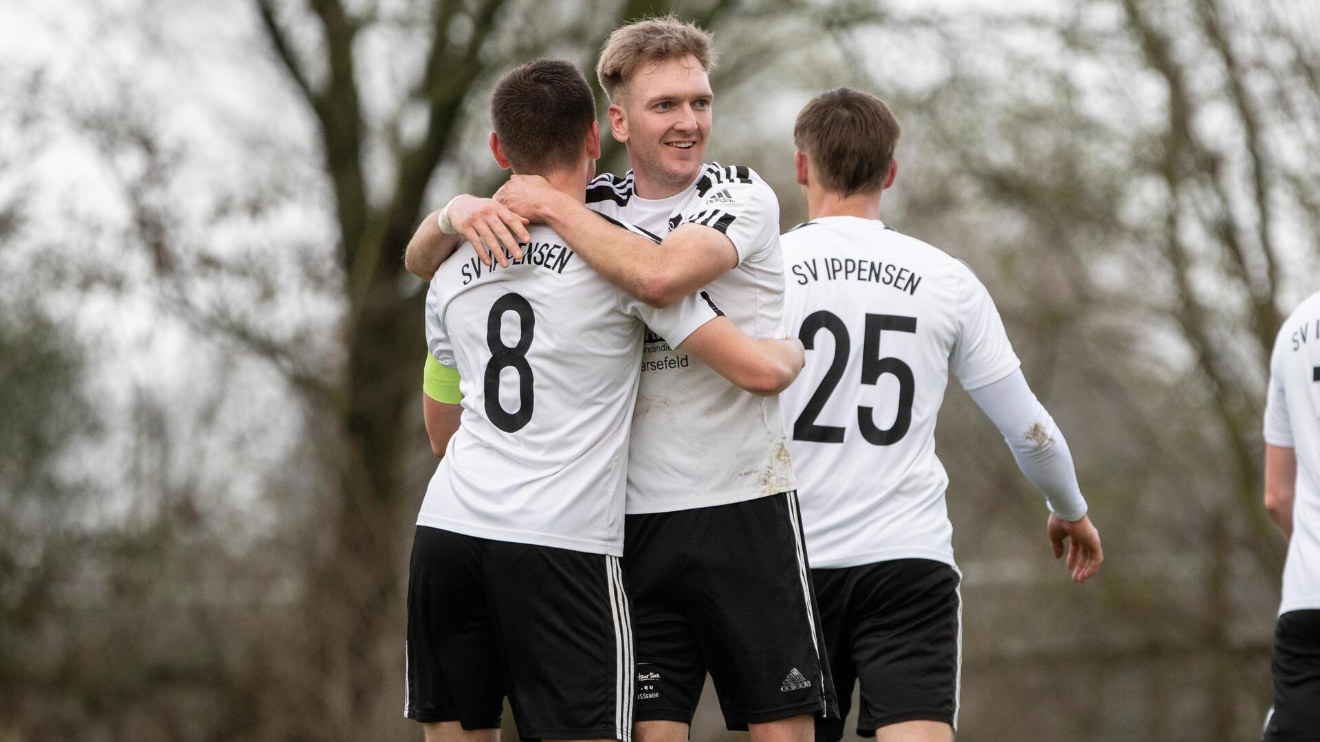 Alexander Wagner (Mitte) jubelt nach seinem Schlenzer zum 2:1 mit Torge Wichern (links) und Niclas Wolff.