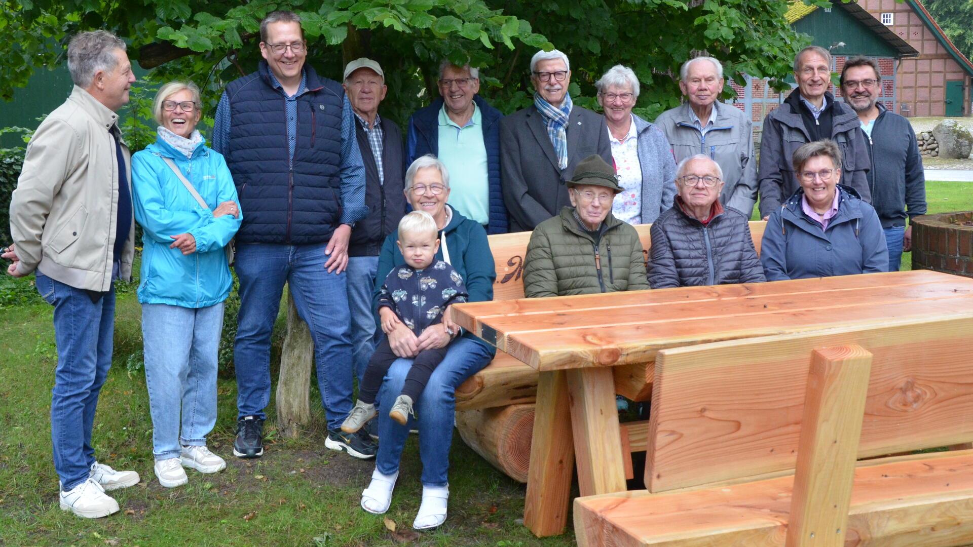 Alfred Bubbel (hinten, Fünfter von rechts) hat den Barchelern eine Sitzgruppe für den Dorfplatz gestiftet. Lotti und Helmut Elfers (neben ihm) hatten am Mittwoch die feierliche Übergabe organisiert. 