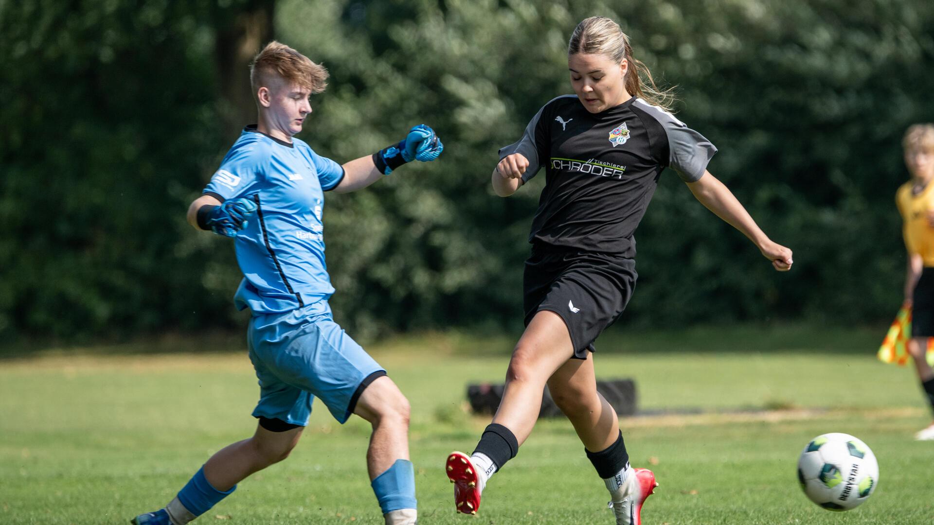Alina Schumacher erzwingt fast den Ballgewinn für die B-Juniorinnen des JFV AOBHH.