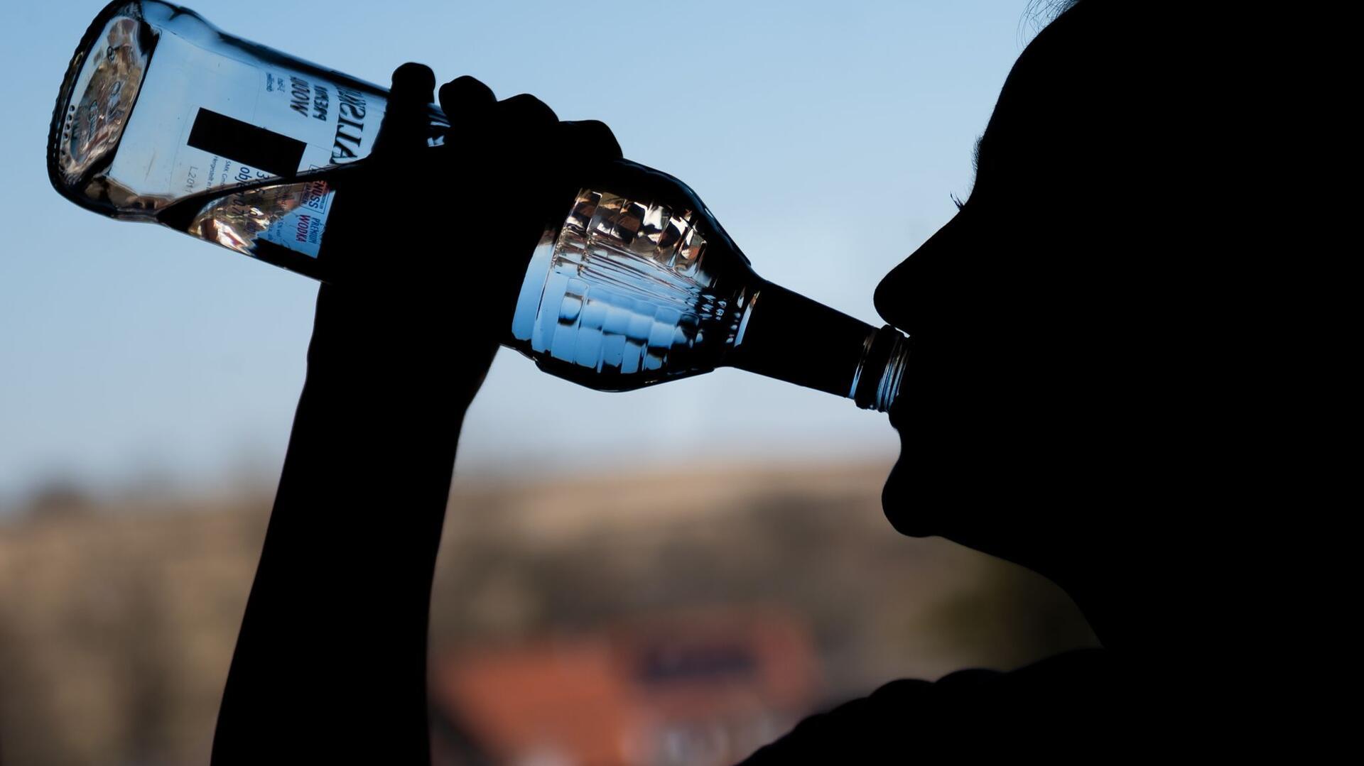 Ein Mann trinkt aus einer Flasche. Alkoholsucht betrifft im Land Bremen Tausende Menschen – die meisten in der Altersgruppe 55 bis 64. Die Barmer warnt vor weitreichenden Folgen für Gesundheit und Alltag.