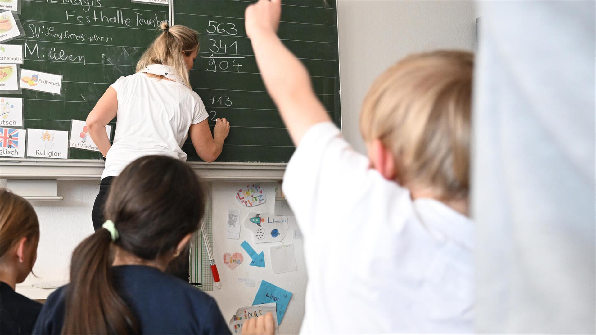Lehrerin an der Tafel.