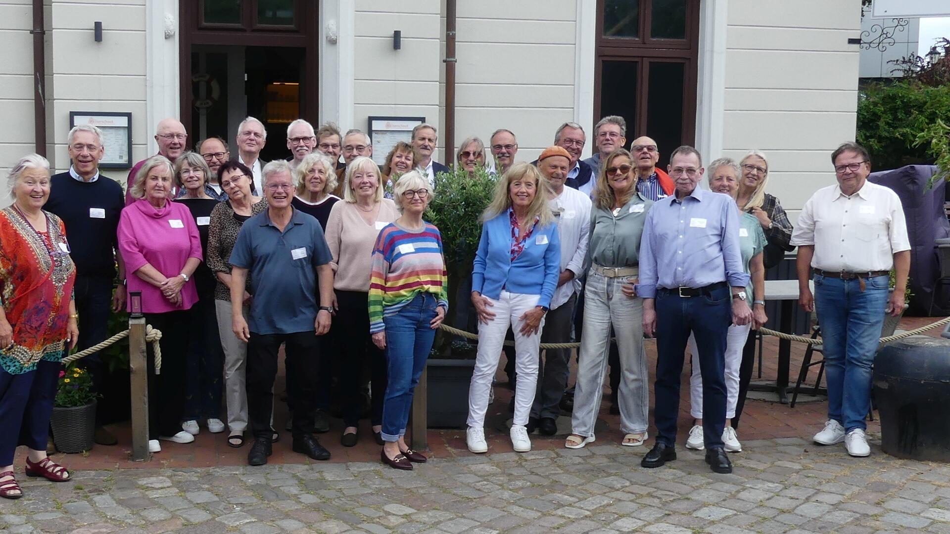 Alle Ehemaligen auf einem Foto beim Treffen der Abiturienten und Abiturientinnen der Wilhelm-Raabe-Schule nach 50 Jahren.