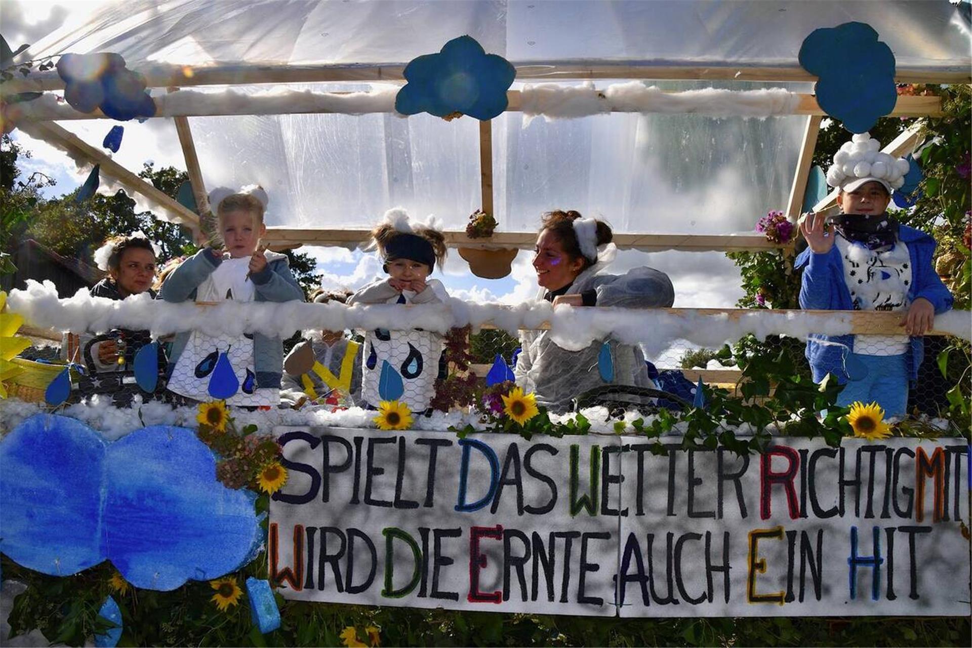 Alle drei Jahre wird in Tarmstedt Erntefest gefeiert. In diesem Jahr ist es wieder so weit: Am 11. Oktober rollen dann wieder bunte Schmuckwagen durch den Ort. An diesem Wochenende findet auch der Tarmstedter Herbstmarkt statt.
