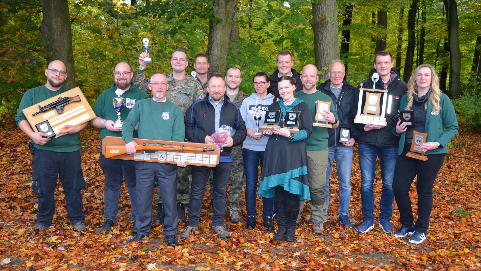 Alle erstplatzierten Schützinnen und Schützen vom Vergleichsschießen der RK-7.