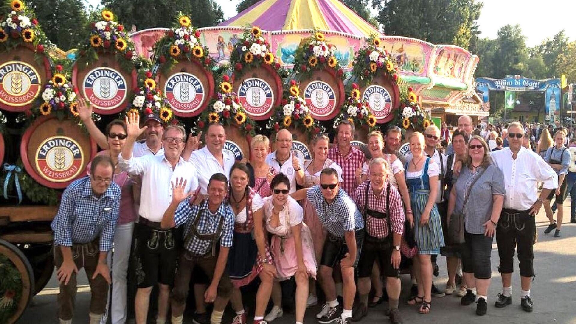 Frauen und Männer blicken in die Kamera.