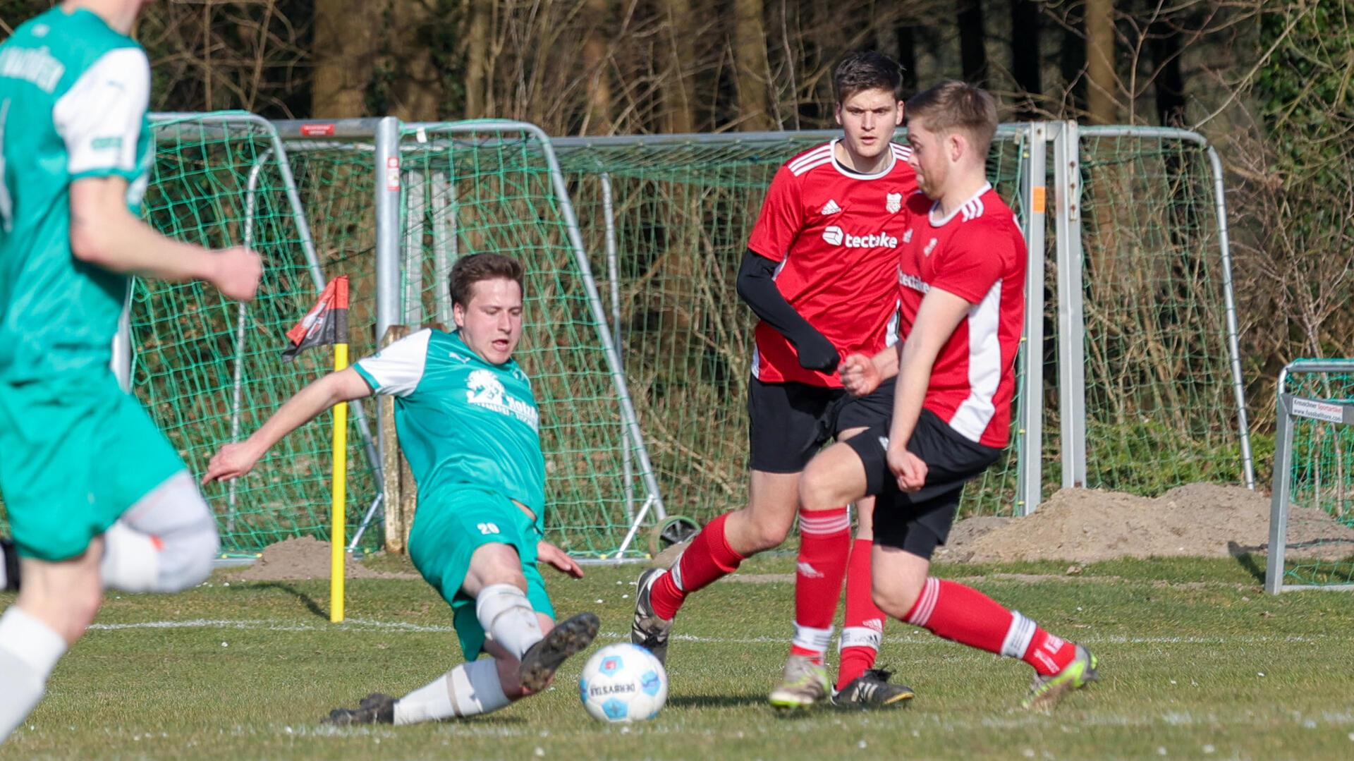 Aller Einsatz war vergebens: René Schleßelmann zog bei der 3:1-Niederlage mit dem TSV Karlshöfen II den Kürzeren beim FC Ummel II.