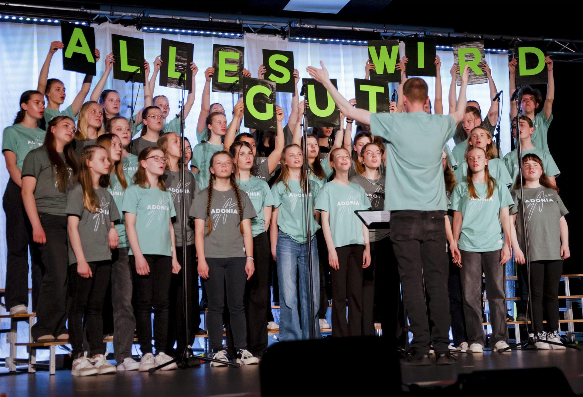 „Alles wird gut“ – Mit dieser hoffnungsvollen Botschaft begeisterte der Chor des Adonia-Teensmusicals das Publikum in der voll besetzten Mensa des Schulzentrums Bremervörde.