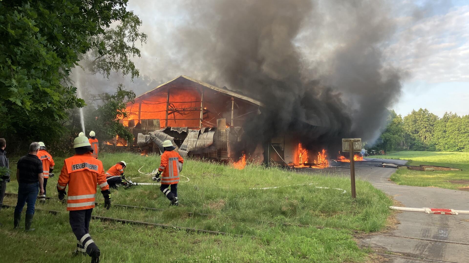 Als die ersten Einsatzkräfte eintrafen, war die 1.500 Quadratmeter große Lagerhalle bereits im Vollbrand.