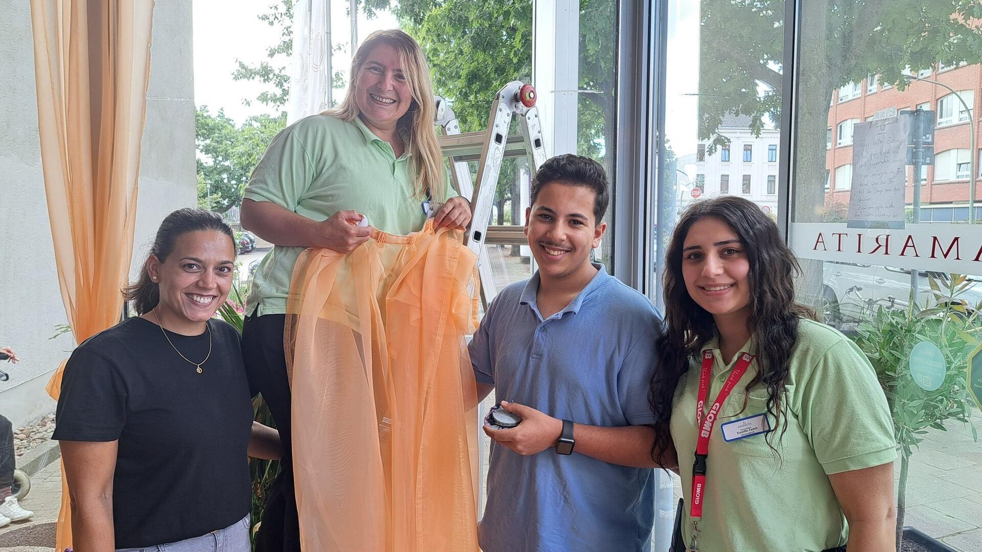 Als ehrenamtlicher Helfer unterstützt Hassan die Vorbereitungen für das Sommerfest im Altersheim Amariter. 