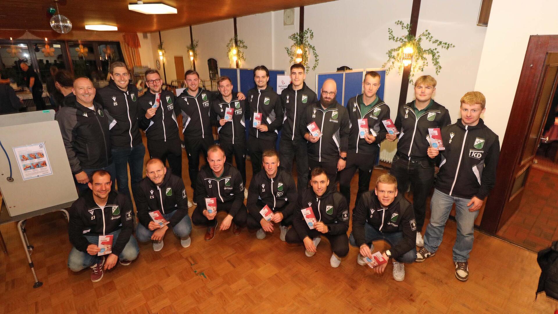 Gruppenbild der Fußballmannschaft des FC Hagen/Uthlede
