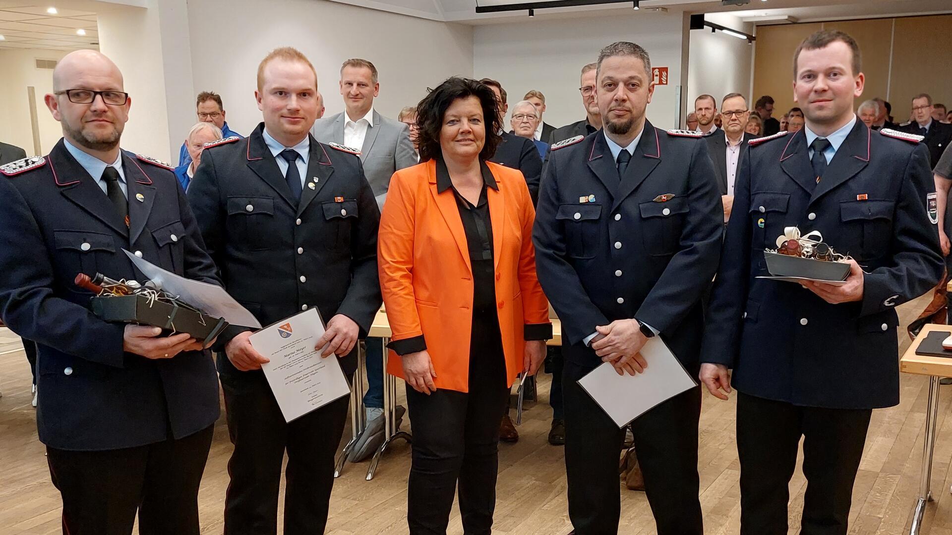 Als neue Ortsbrandmeister oder Stellvertreter wurden Dennis Jürgens (von links), Marius Meyer, Christian de Queljoe und Daniel Kaiser von Bürgermeisterin Gabi Kasten vereidigt.
