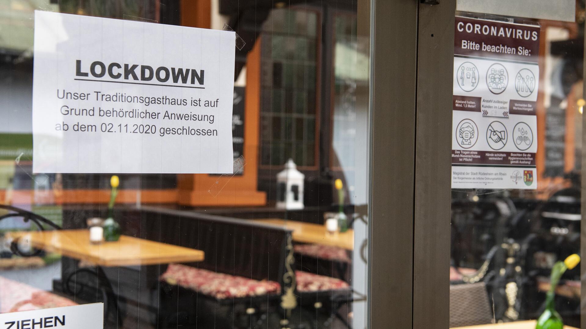 Schaufenster mit Schild, auf dem Lockdown steht.  